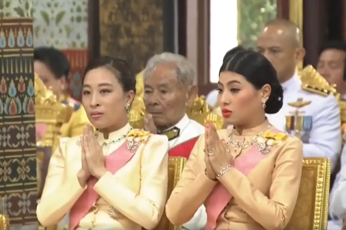 สมเด็จพระเจ้าอยู่หัว เสด็จฯ ไปทรงบำเพ็ญพระราชกุศลในวันคล้ายวันเฉลิมพระชนมพรรษา ในหลวงรัชกาลที่ ๙ ณ พระที่นั่งอัมพรสถาน พระราชวังดุสิต !!