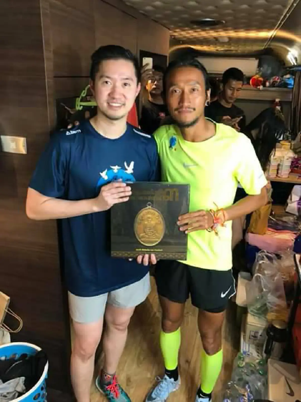 ได้อีก2ล้าน!! บอย ท่าพระจันทร์ เซียนพระชื่อดัง นำเงินจากการขายหนังเหรียญยอดนิยมอมตะแดนสยาม มอบให้ตูน จำนวน 2 ล้านบาท สมทบโครงการก้าว