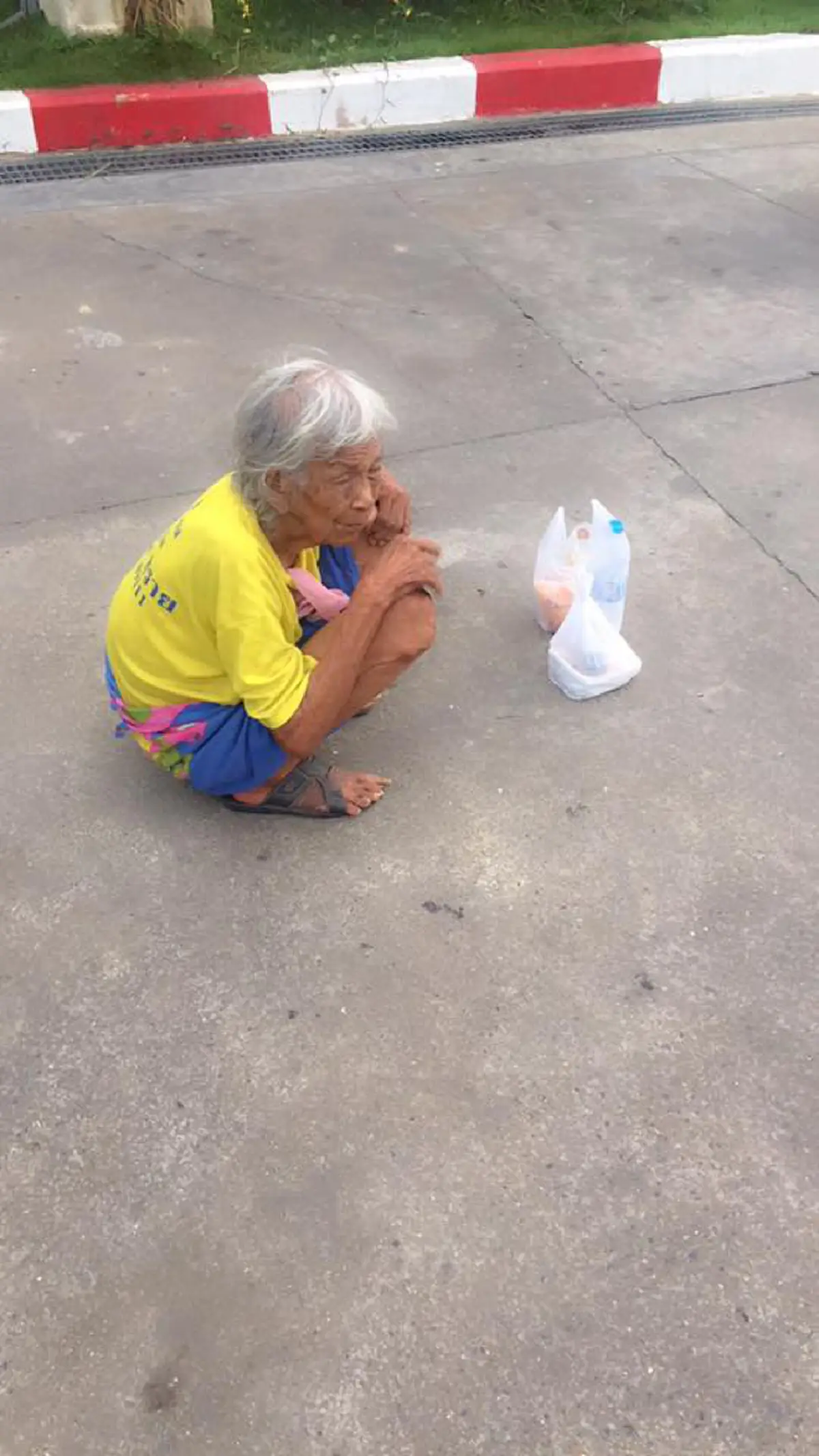 ชื่นหัวใจจริงๆ!! สาวใจงามเจอยายนั่งยองถัดขาไปมาในปั๊มน่าสงสาร ตามถึงบ้านรู้ความจริง...ไม่รอช้าเข้าช่วยทันที ทำโซเชียลถึงน้ำตาซึม!? (มีคลิป)