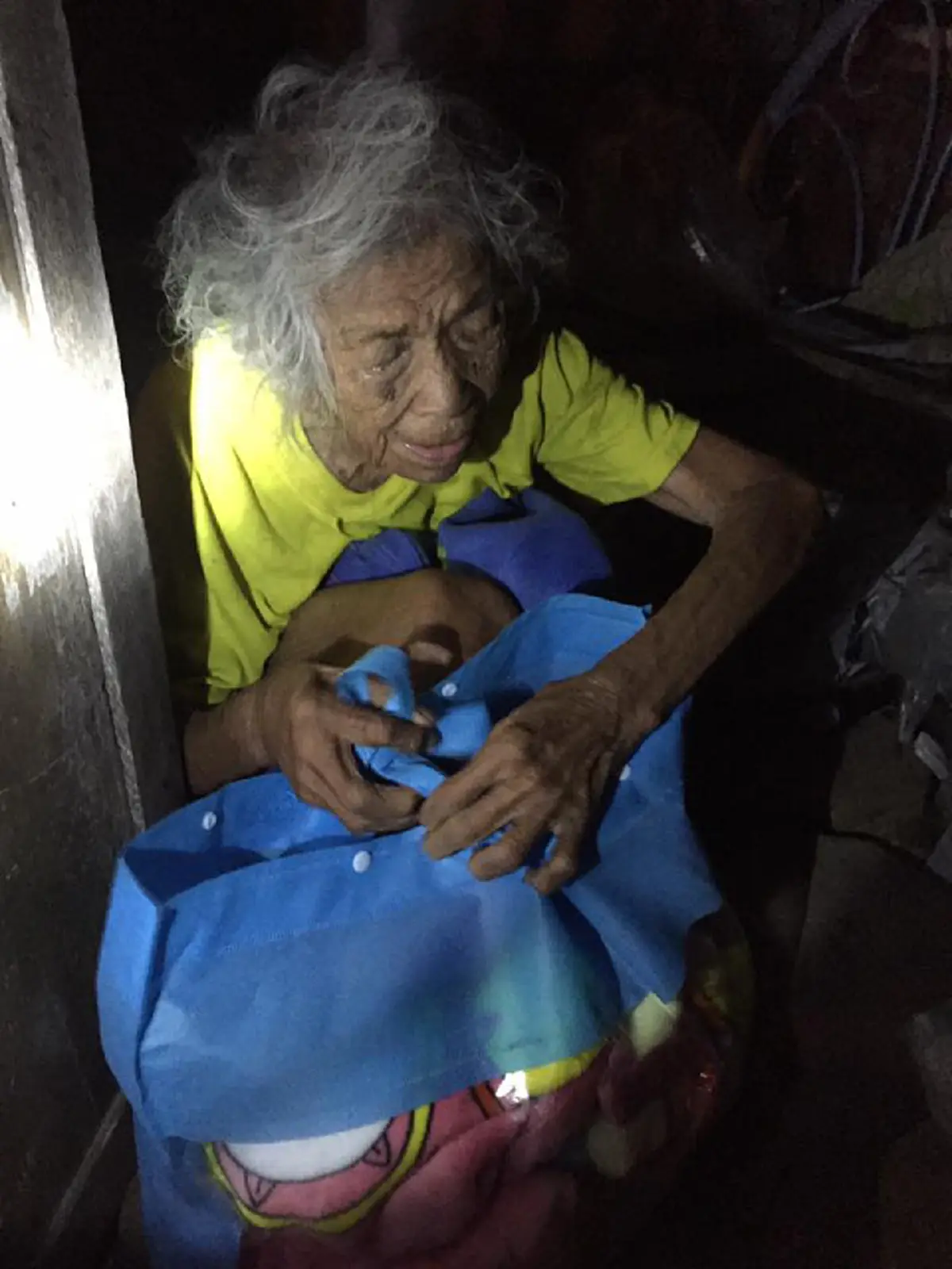 ชื่นหัวใจจริงๆ!! สาวใจงามเจอยายนั่งยองถัดขาไปมาในปั๊มน่าสงสาร ตามถึงบ้านรู้ความจริง...ไม่รอช้าเข้าช่วยทันที ทำโซเชียลถึงน้ำตาซึม!? (มีคลิป)