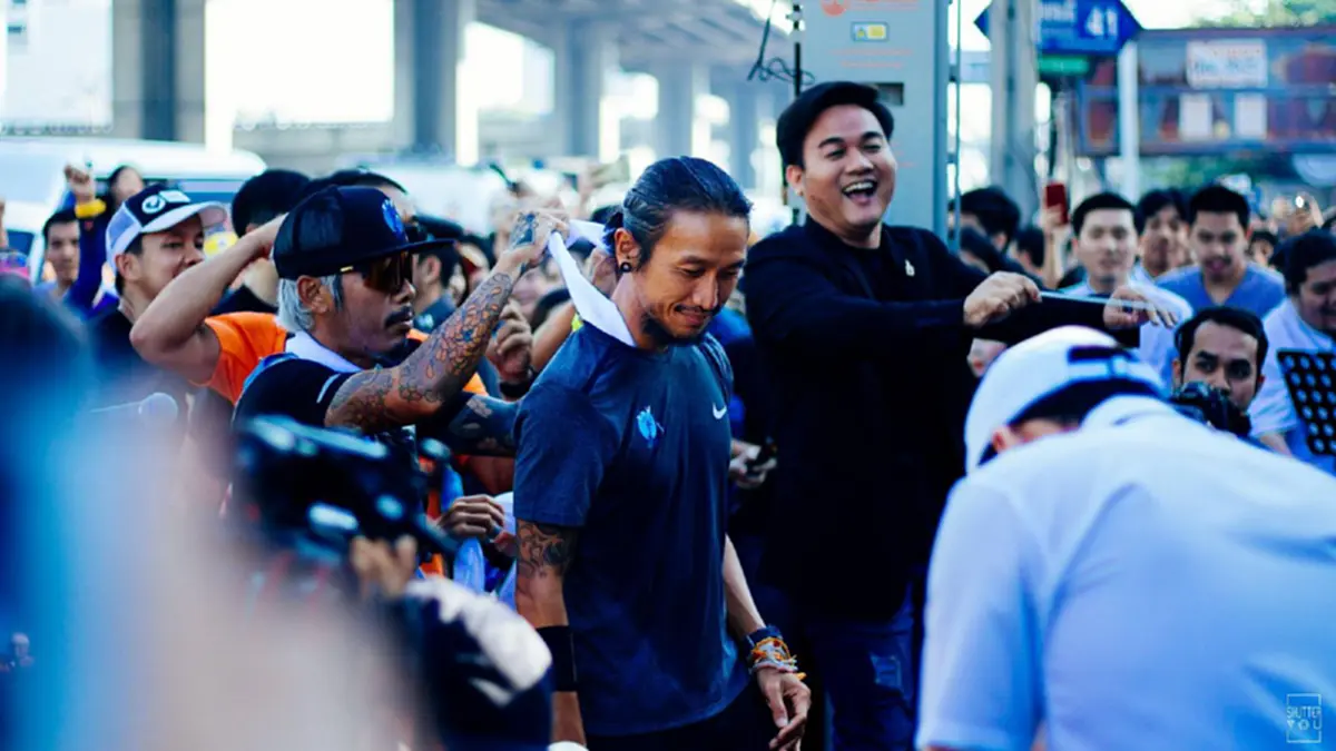 ขนลุกเลย !?!?! เสียงกรี๊ดสนั่น "ตูน" กระโดดคว้าไมค์ร้องเพลง "ความฝันกับจักรวาล" ...นี่แหละเพลงที่ผมรักที่สุดในชีวิต  (มีคลิป)