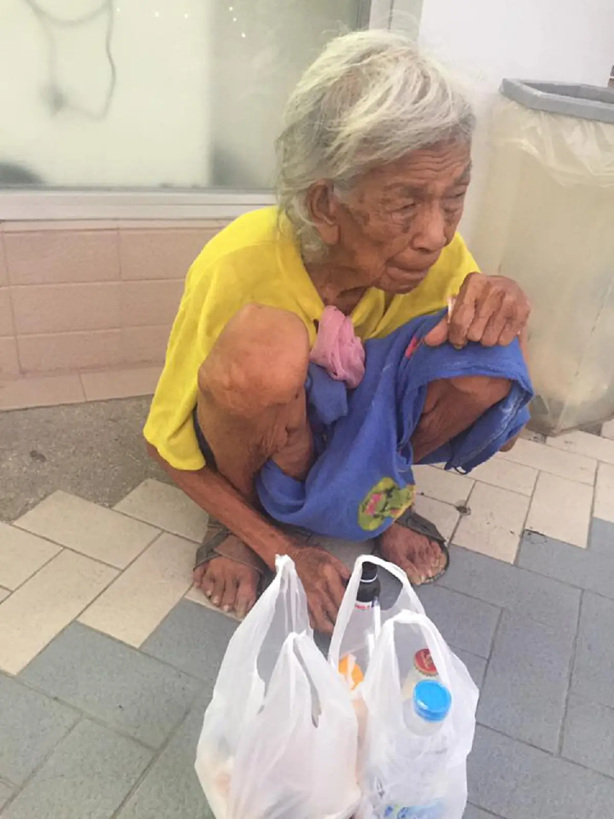 ชื่นหัวใจจริงๆ!! สาวใจงามเจอยายนั่งยองถัดขาไปมาในปั๊มน่าสงสาร ตามถึงบ้านรู้ความจริง...ไม่รอช้าเข้าช่วยทันที ทำโซเชียลถึงน้ำตาซึม!? (มีคลิป)