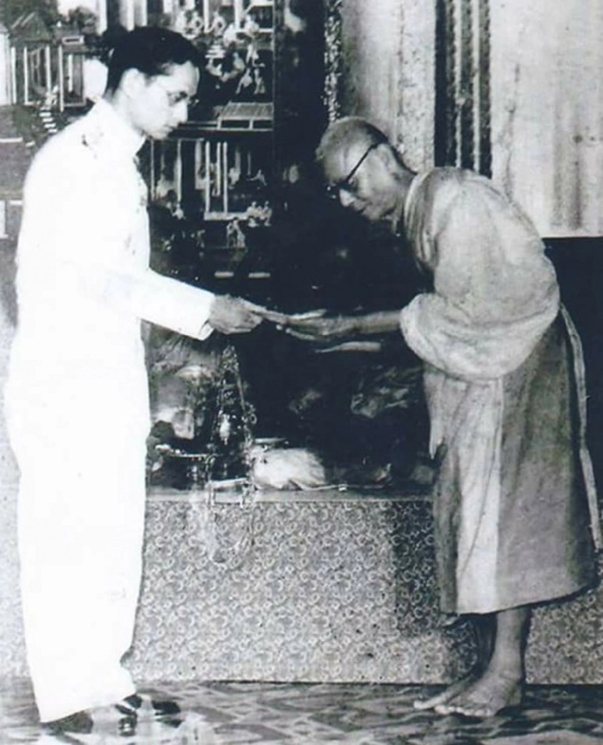 ฉันก็ไม่ได้รู้จักกับขุนบาลหวยที่ไหน!! เมื่อมีหญิงชาวสุพรรณฯ มาขอหวย "หลวงพ่อเงิน วัดดอนยายหอม" แต่กลับได้คำสอนอันน่าเลื่อมใสไปแทน กราบสาธุ!!