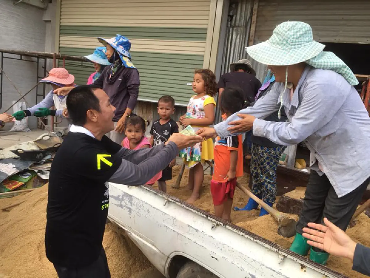 ใจพี่สุดยอดเลย!! "จาตุรงค์ " วิ่งระดมทุนบ้านเกิดราชบุรี#เก็บตกให้พี่ตูน ยอดเงินวันแรกพุ่งครึ่งล้าน โซเชียลปรบมือรัวเสียดายพวกบ้าทำเสียอารมณ์