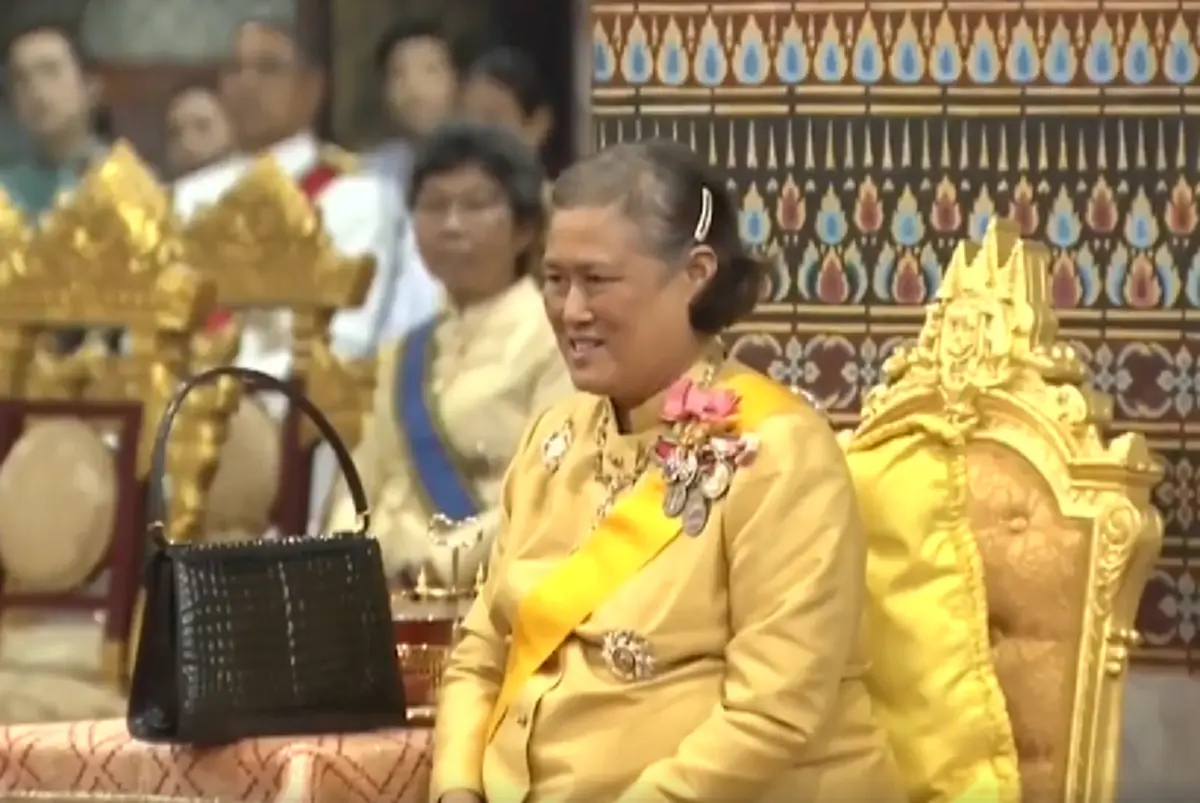 สมเด็จพระเจ้าอยู่หัว เสด็จฯ ไปทรงบำเพ็ญพระราชกุศลในวันคล้ายวันเฉลิมพระชนมพรรษา ในหลวงรัชกาลที่ ๙ ณ พระที่นั่งอัมพรสถาน พระราชวังดุสิต !!