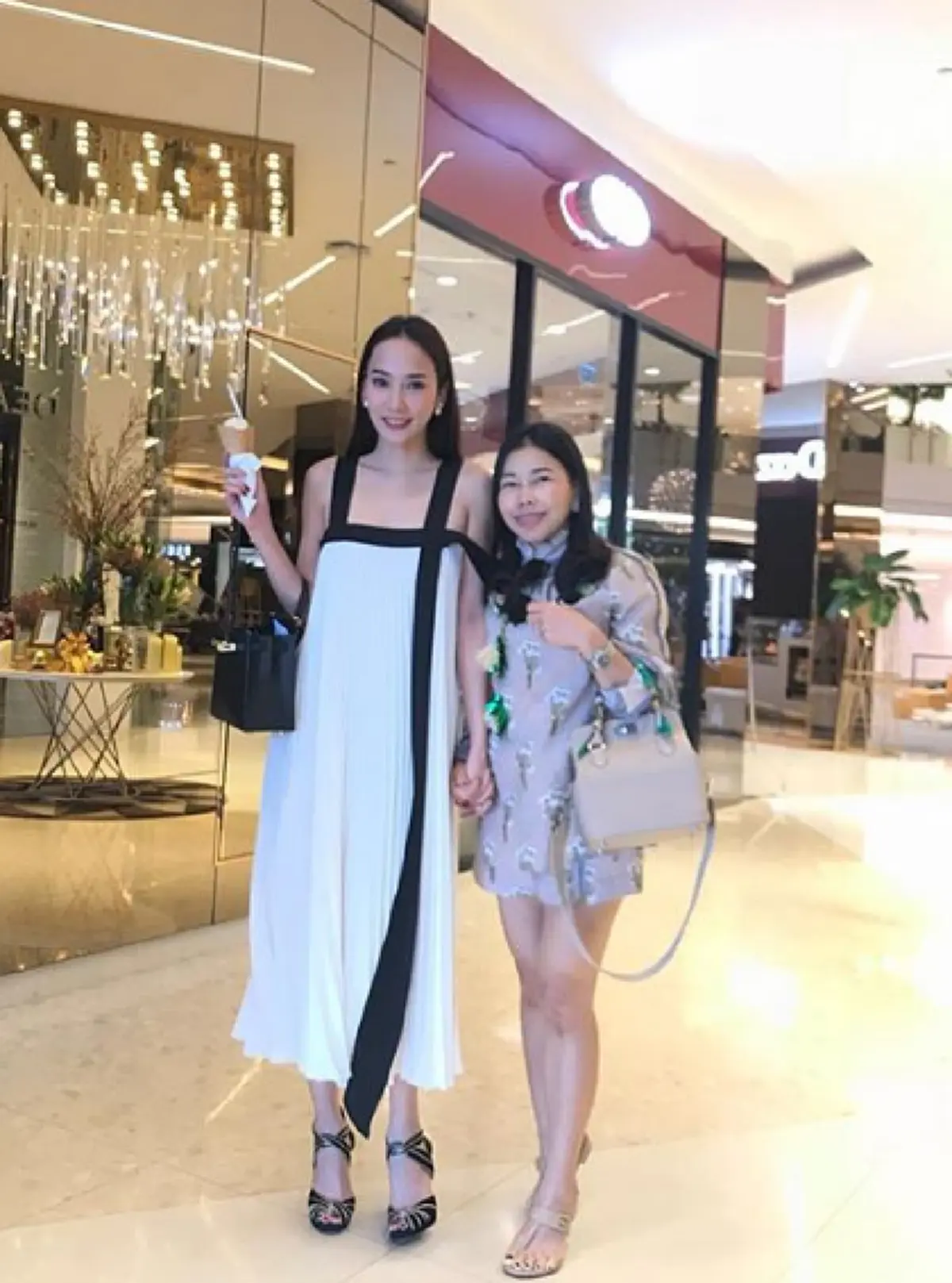 แม่มาแล้ว!! "อั้ม" เคลื่อนไหวครั้งแรก หลังถูก "ลีน่า จัง" ด่า..เป็นซุปตาร์ไร้ผัว งานนี้จัดเต็มถึงใจ แคปชั่นใสๆ แต่ตีความหมายได้เจ็บมาก!?