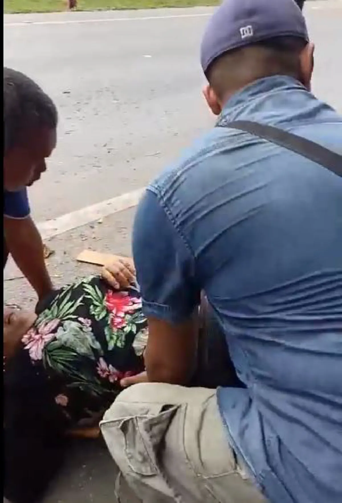 เราไม่ได้เอาไป!! หญิงอ้างถูกกู้ภัยขโมย "แหวนเพชร" ขณะช่วยเหลือ  โต้พัลวัน ไม่ได้ทำ!! ดูกันชัดๆ ตอนช่วยไม่มีแหวน เต็มๆตาไปเลย  (คลิป)