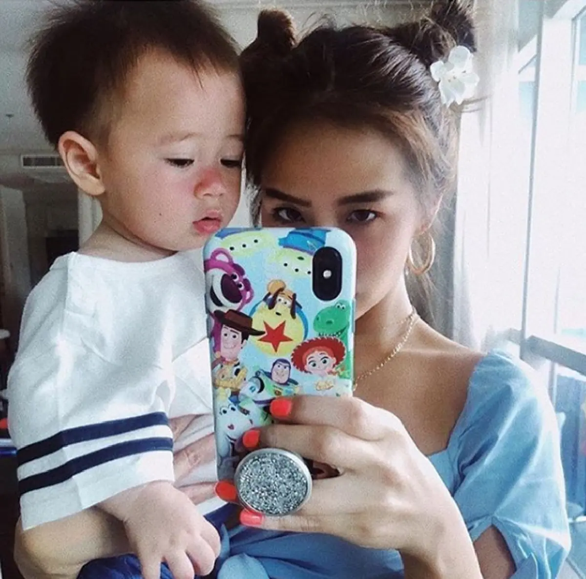 น่าเอ็นดูจริงพ่อคุณ "น้องสายฟ้า" นอนชิวบนรถ สองมือถือขนมปังเคี้ยวตุ้ยๆ ก็ผมหิวนี่ครับ