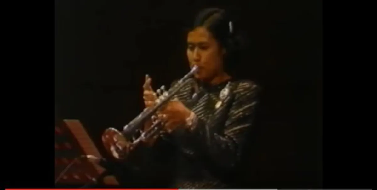 “สมเด็จพระเทพฯ” ทรงทรัมเป็ตเพลง “คู่กัด”  ในงานคอนเสิร์ตสายใจไทย โดยมี “เบิร์ด-ธงไชย แมคอินไตย์” เป็นนักร้องยืนเคียงพระองค์(ชมคลิป)