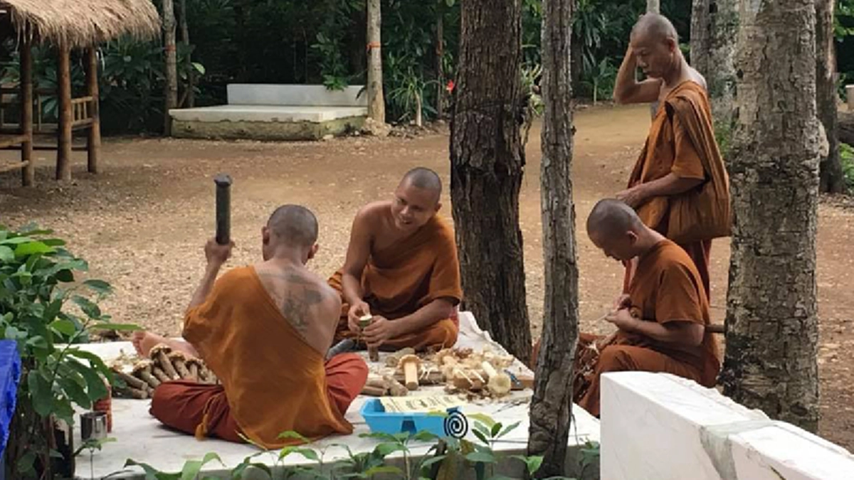 รู้จักไหม "ไม้เจีย" นิยมถวายตอนเข้าพรรษา ของดีมีประโยชน์ที่กำลังสูญหายไป ทำเองได้ง่ายๆ หลวงปู่มั่น หลวงตามหาบัว ก็เคยใช้