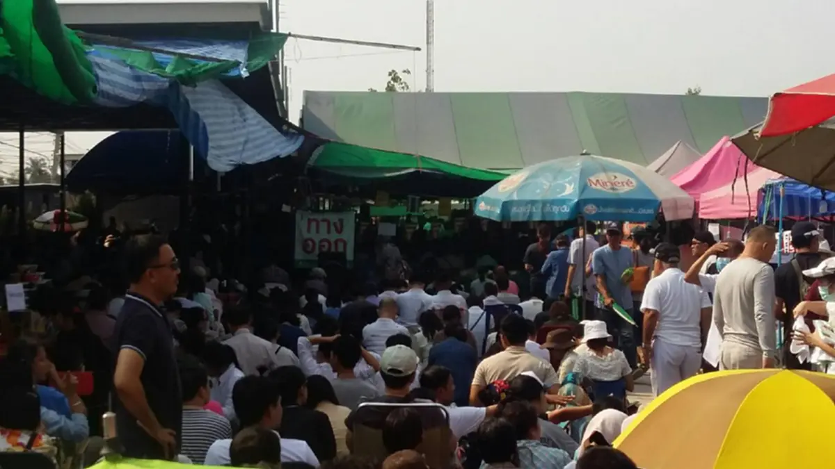 เอามันตรงนี้แหละ!!! "วัดพระธรรมกาย" งดแถลงเพื่อจัด "พิธีบูชาข้าวพระ" ที่ตลาดกลางคลองหลวง ลูกศิษย์-พระสงฆ์นับร้อย ลำบากชาวบ้าน?? (รายละเอียด)