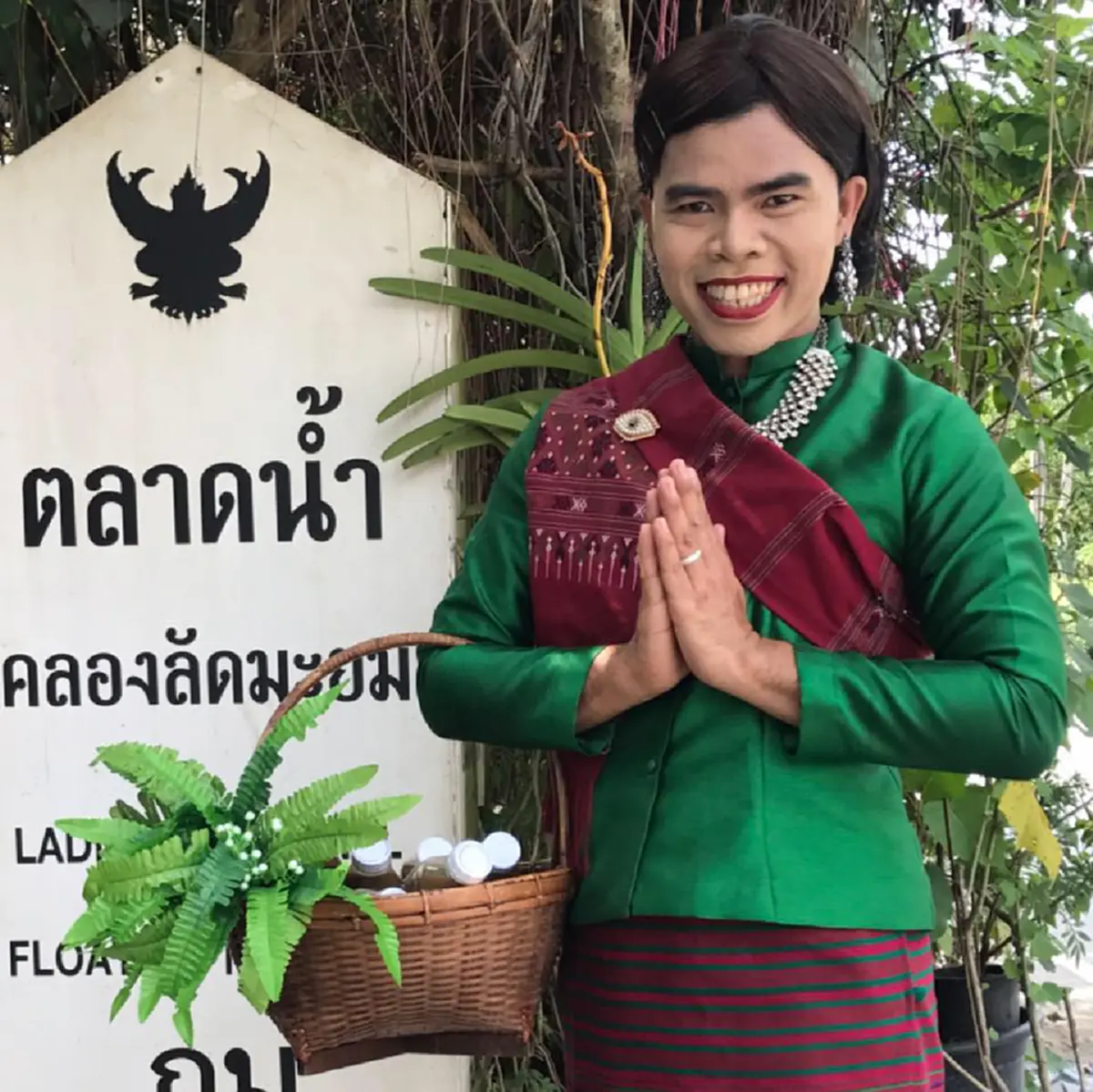 *สุดฮือฮา! เปิดภาพ "เจ๊ต๊อกแต๊ก" แม่ค้าส้มตำชื่อดัง ในชุดทำงาน "ข้าราชการ" (ชมคลิป)