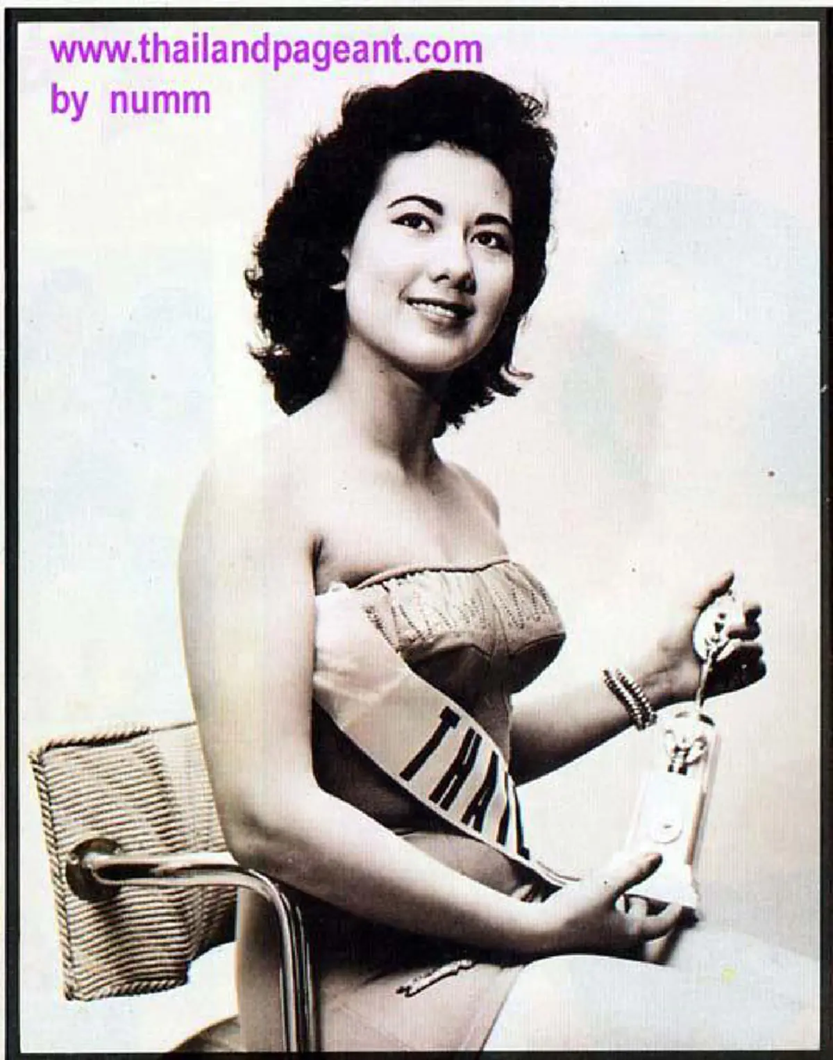 น้อยคนที่จะรู้ !! เปิดภาพสาวไทยคนแรกที่ไป "ประกวดมิสยูนิเวิร์ส" คนที่เราคุ้นหน้าคุ้นตากันดี !?