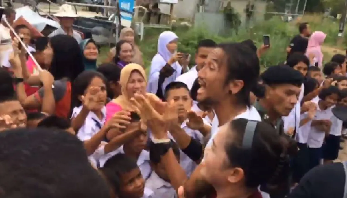 "ให้คลิปมันเล่าเรื่อง"!! "คำพูดสั้นๆ"..ส่งต่อพลังอันยิ่งใหญ่จาก "ตูน บอดี้สเเลม" ..สู่หัวใจ"เด็กน้อย"ที่จะเจริญรอยตาม"ขวัญใจ"ของเขา(คลิป)