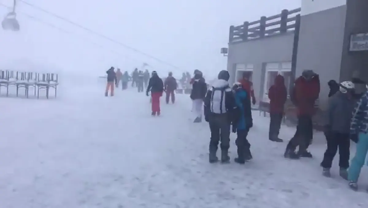 เปิดคลิประทึก!! นักสกีติดอยู่บนลิฟต์ขึ้นเขา ขณะลมพายุเอเลเนอร์กระหน่ำ ส่งผลให้ลิฟต์แก่วงไปมาน่าหวาดเสียว บนเขาทางตะวันตกของออสเตเรีย