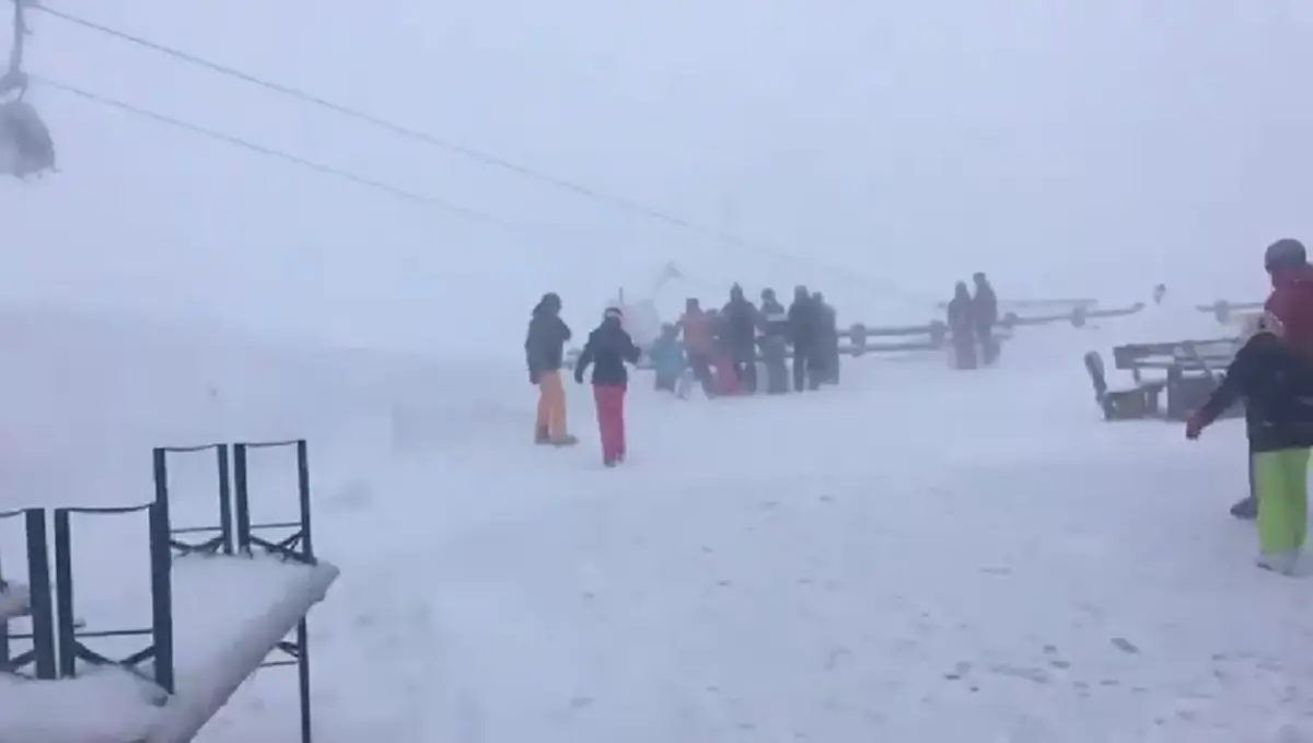 เปิดคลิประทึก!! นักสกีติดอยู่บนลิฟต์ขึ้นเขา ขณะลมพายุเอเลเนอร์กระหน่ำ ส่งผลให้ลิฟต์แก่วงไปมาน่าหวาดเสียว บนเขาทางตะวันตกของออสเตเรีย