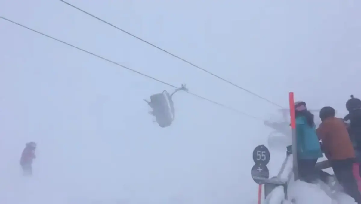 เปิดคลิประทึก!! นักสกีติดอยู่บนลิฟต์ขึ้นเขา ขณะลมพายุเอเลเนอร์กระหน่ำ ส่งผลให้ลิฟต์แก่วงไปมาน่าหวาดเสียว บนเขาทางตะวันตกของออสเตเรีย