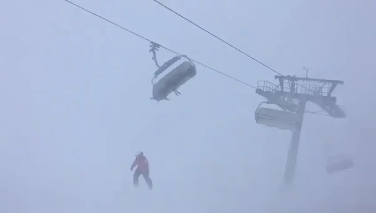 เปิดคลิประทึก!! นักสกีติดอยู่บนลิฟต์ขึ้นเขา ขณะลมพายุเอเลเนอร์กระหน่ำ ส่งผลให้ลิฟต์แก่วงไปมาน่าหวาดเสียว บนเขาทางตะวันตกของออสเตเรีย