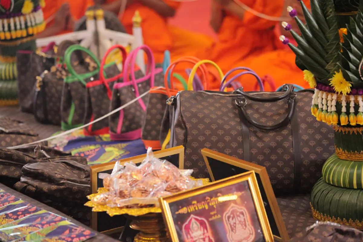 ฮือฮา!! หลวงพี่น้ำฝน เจ้าอาวาสวัดไผ่ล้อม ทำกระเป๋ามหามงคล “พูล เพิ่ม ทรัพย์” หารายได้จัดซื้ออุปกรณ์เครื่องมือการแพทย์ แก่โรงพยาบาลศูนย์