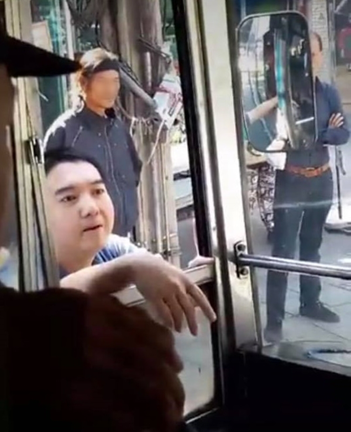 ความจริงโผล่ เลยเงิบทันที !!! "หนุ่มการศึกษาสูง" แอบอ้างทำงานขนส่ง เรียนติด F ทุกวิชา !!! ปาดรถเมล์ด่ายับ...โซเชียลด่าเละ !!!