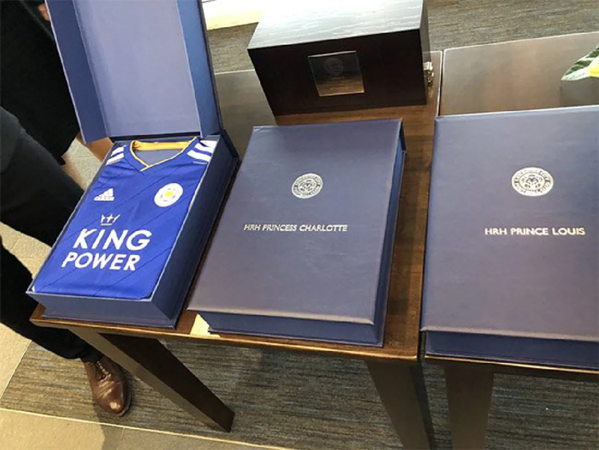 กล่องของที่ระลึกที่เลสเตอร์ ซิตี้ ถวายแด่"3 ราชนิกูล"แห่งราชวงศ์อังกฤษ ในโอกาสร่วมวางดอกไม้ไว้อาลัย "เจ้าสัววิชัย"