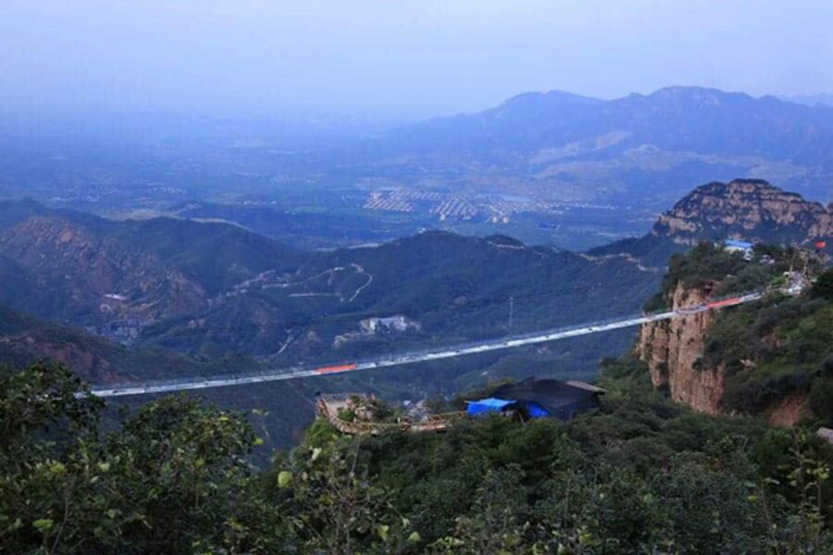 ขอเชิญผู้กล้า!! จีนทุบสถิติสร้างสะพานพื้นกระจกเชื่อมหน้าผายาวที่สุดในโลก สูงเท่าตึก 66 ชั้น แถมเพิ่มลูกเล่นแกว่งไปมาเพื่อความเร้าใจ