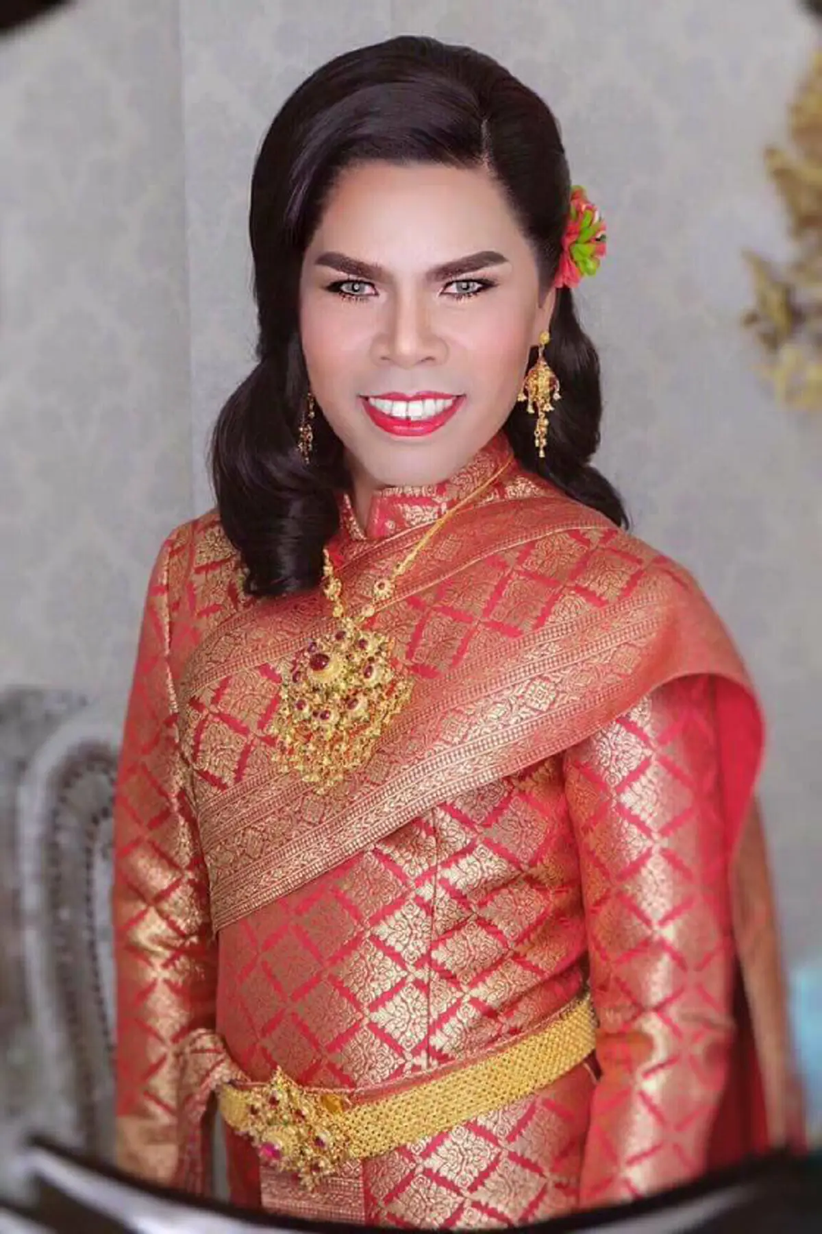 *สุดฮือฮา! เปิดภาพ "เจ๊ต๊อกแต๊ก" แม่ค้าส้มตำชื่อดัง ในชุดทำงาน "ข้าราชการ" (ชมคลิป)