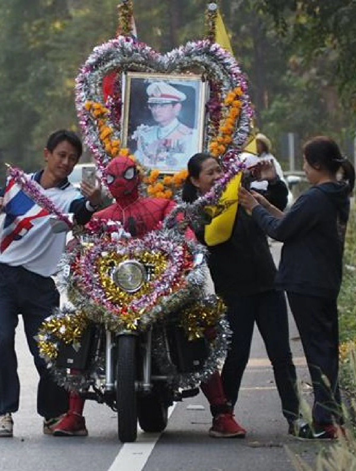 อบอุ่นตลอดเส้นทาง !! เปิดภาพ ซุปเปอร์ฮีไร่ นำขบวน "พี่ตูน" สุดฮือฮางานนี้สร้างสีสันระหว่าง #ก้าว ไม่ใช่น้อย (ชมภาพ)