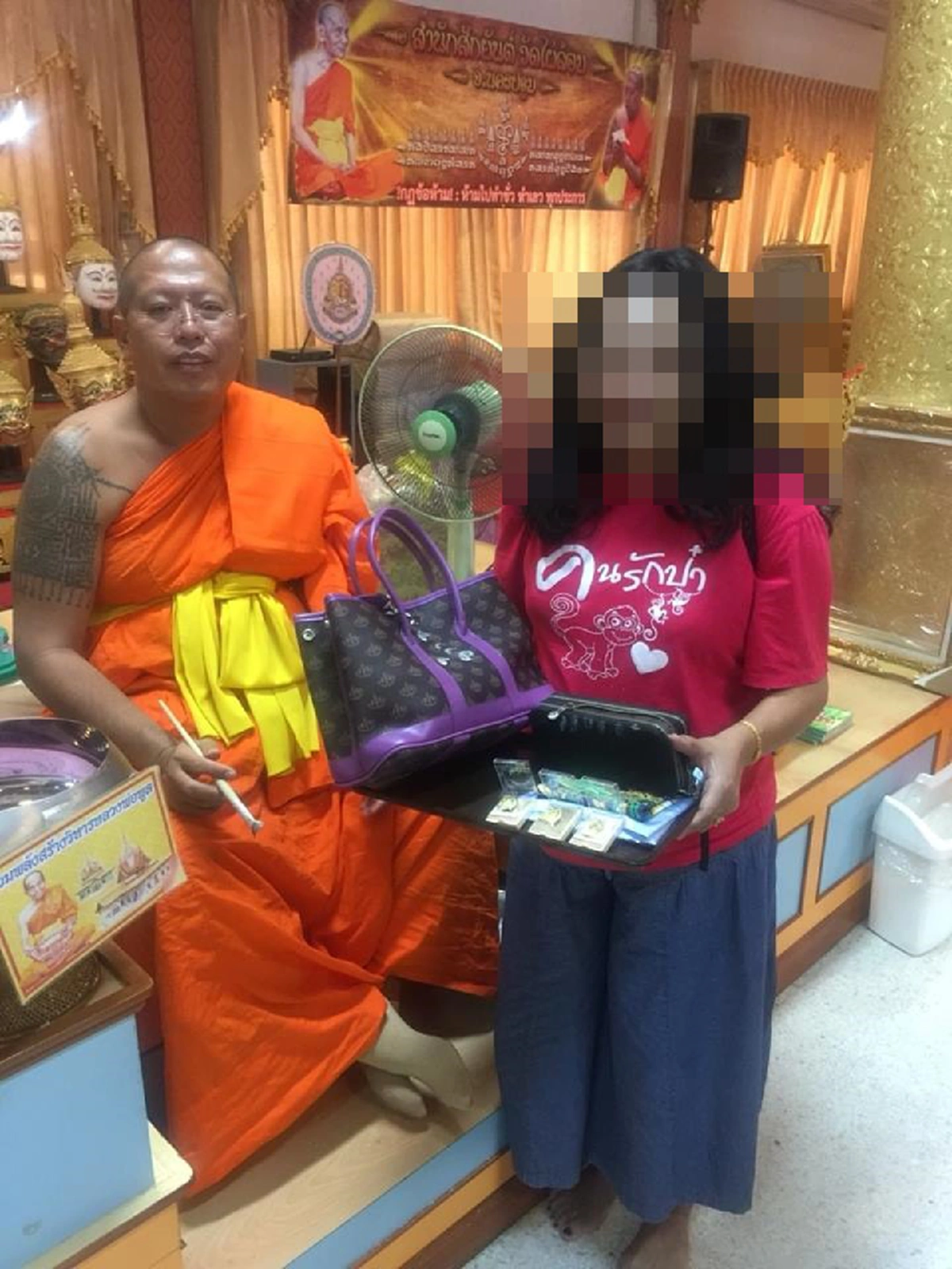 ฮือฮา!! หลวงพี่น้ำฝน เจ้าอาวาสวัดไผ่ล้อม ทำกระเป๋ามหามงคล “พูล เพิ่ม ทรัพย์” หารายได้จัดซื้ออุปกรณ์เครื่องมือการแพทย์ แก่โรงพยาบาลศูนย์