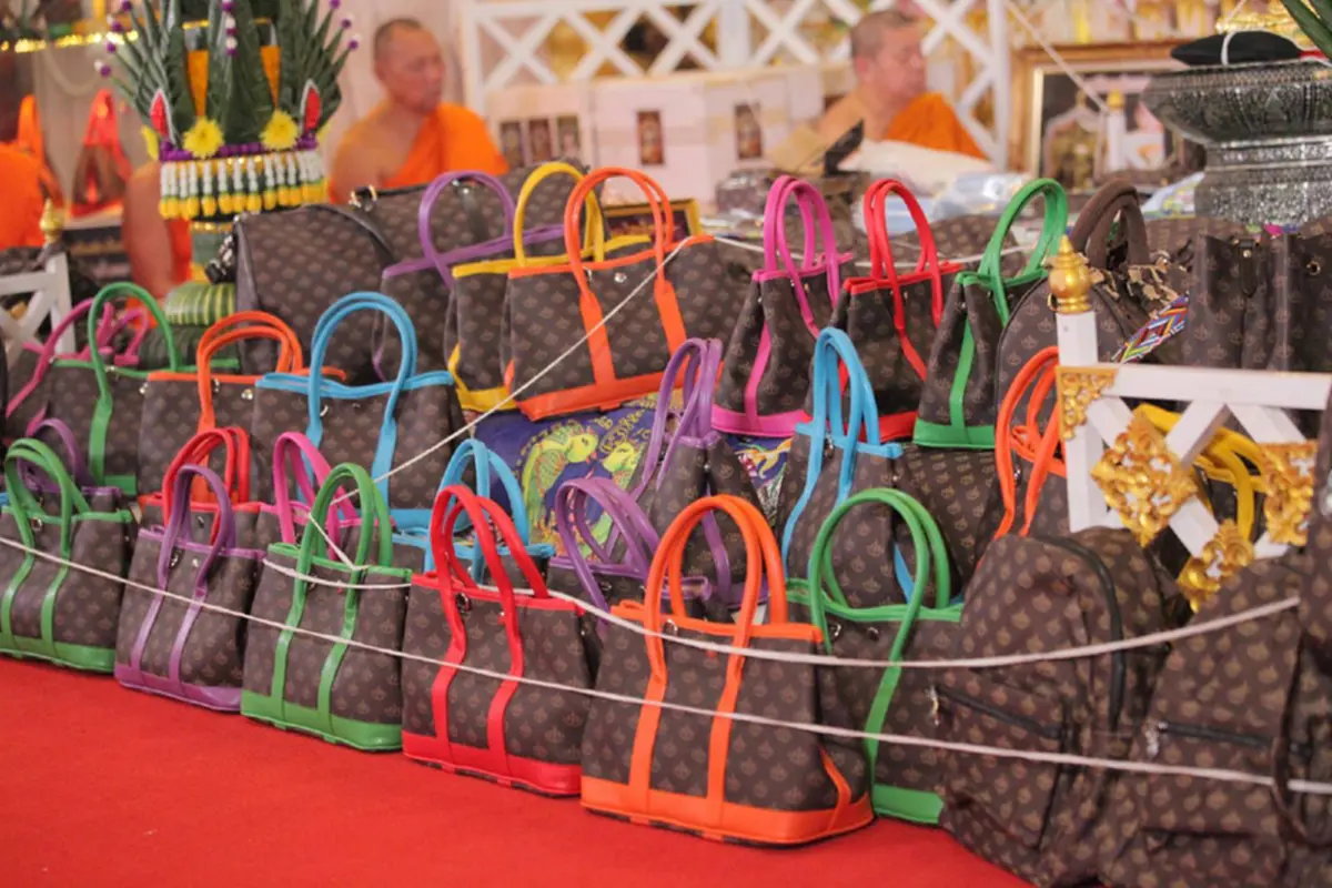 ฮือฮา!! หลวงพี่น้ำฝน เจ้าอาวาสวัดไผ่ล้อม ทำกระเป๋ามหามงคล “พูล เพิ่ม ทรัพย์” หารายได้จัดซื้ออุปกรณ์เครื่องมือการแพทย์ แก่โรงพยาบาลศูนย์