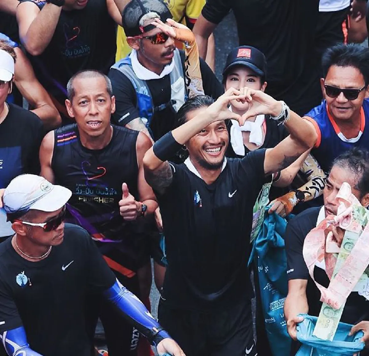 ซาบซึ้งในพระมหากรุณาธิคุณ !! เปิด3สิ่งของมหามงคล..."ตูน บอดี้สเเลม" เเละทีมงาน "ก้าวคนละก้าว" เข้ารับพระราชทานจาก "ในหลวงร.10" (รายละเอียด)