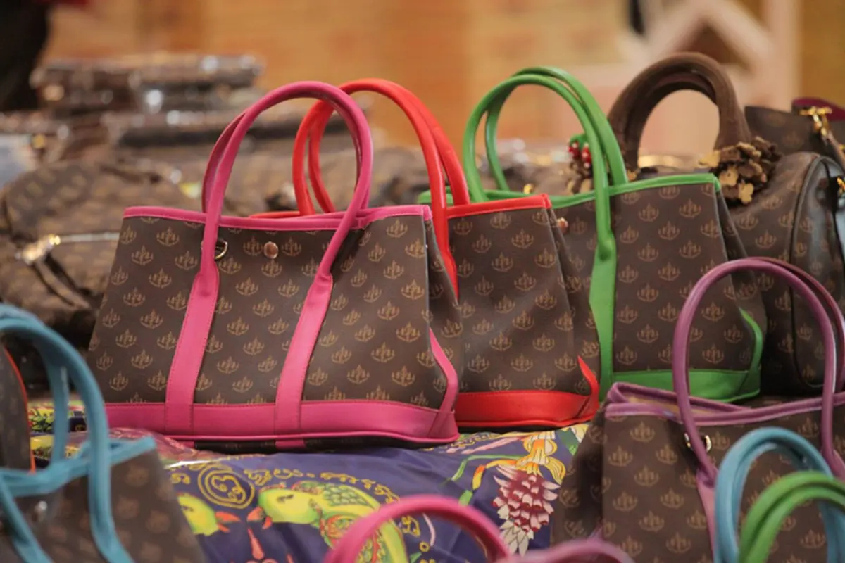 ฮือฮา!! หลวงพี่น้ำฝน เจ้าอาวาสวัดไผ่ล้อม ทำกระเป๋ามหามงคล “พูล เพิ่ม ทรัพย์” หารายได้จัดซื้ออุปกรณ์เครื่องมือการแพทย์ แก่โรงพยาบาลศูนย์