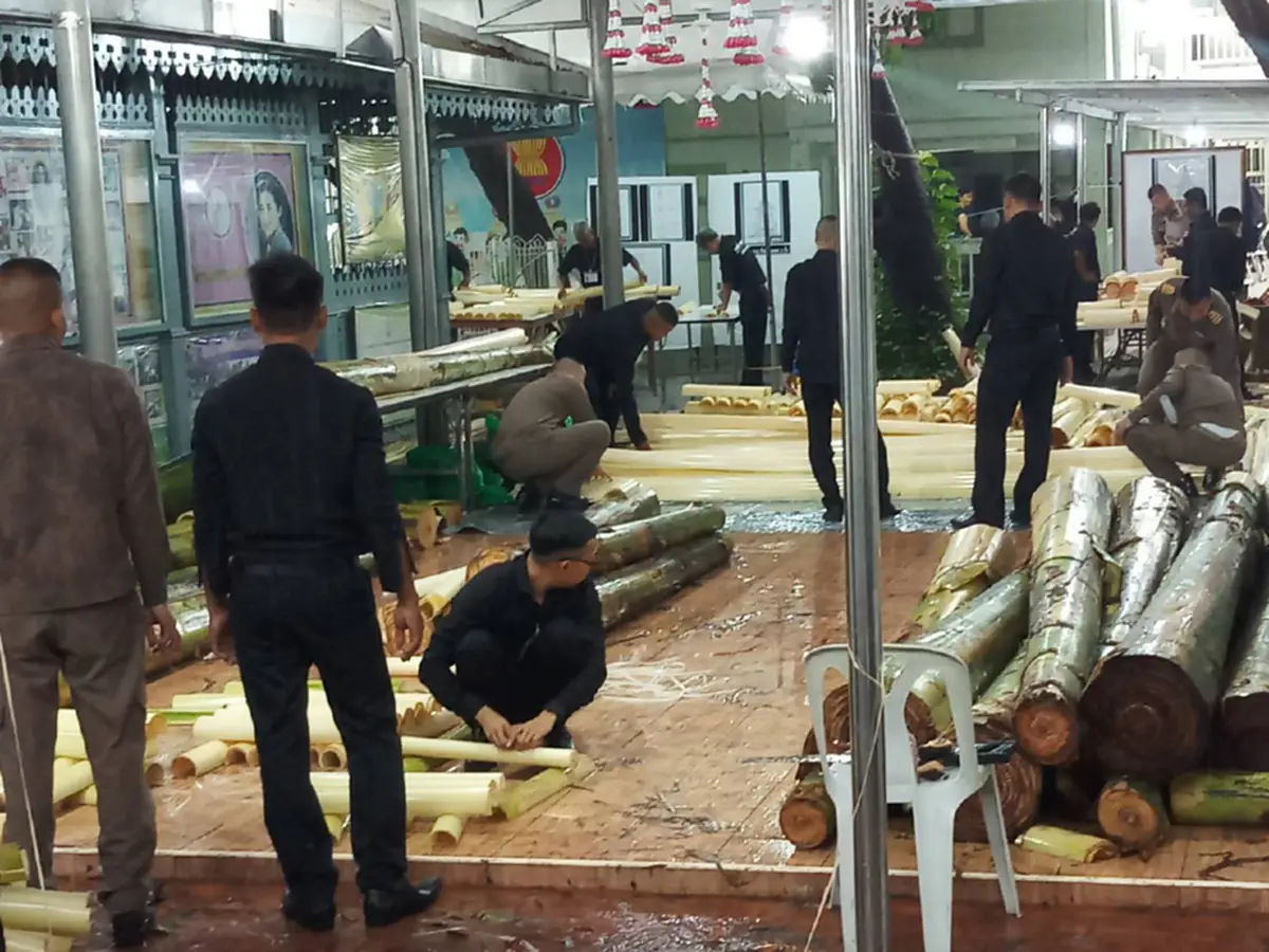ถวายงานครั้งสุดท้าย!!! นายช่างราชสำนักและจิตอาสานับร้อยคน ร่วมจัดทำเครื่องสดประดับพระจิตกาธาน ในพระราชพิธีถวายพระเพลิงพระบรมศพ "ในหลวง ร.9"
