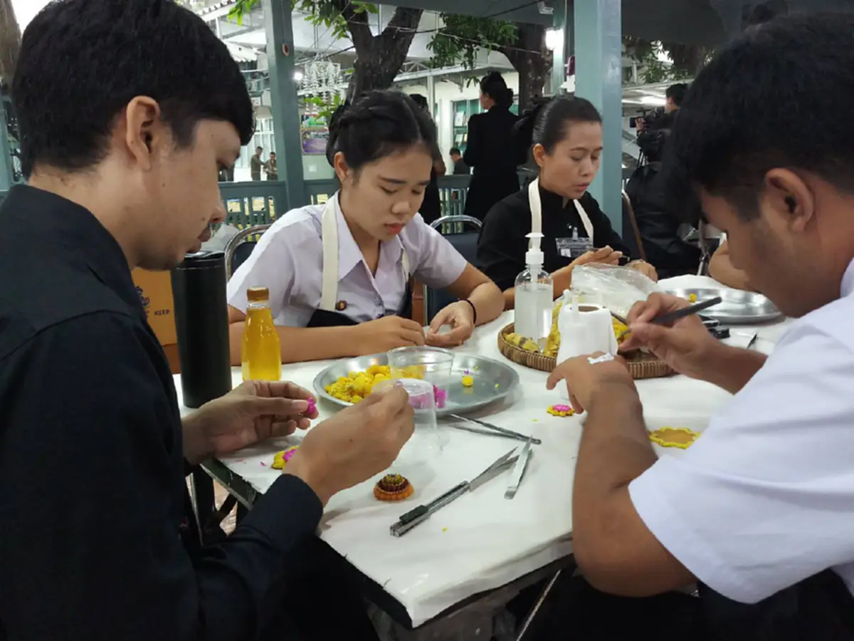 ถวายงานครั้งสุดท้าย!!! นายช่างราชสำนักและจิตอาสานับร้อยคน ร่วมจัดทำเครื่องสดประดับพระจิตกาธาน ในพระราชพิธีถวายพระเพลิงพระบรมศพ "ในหลวง ร.9"