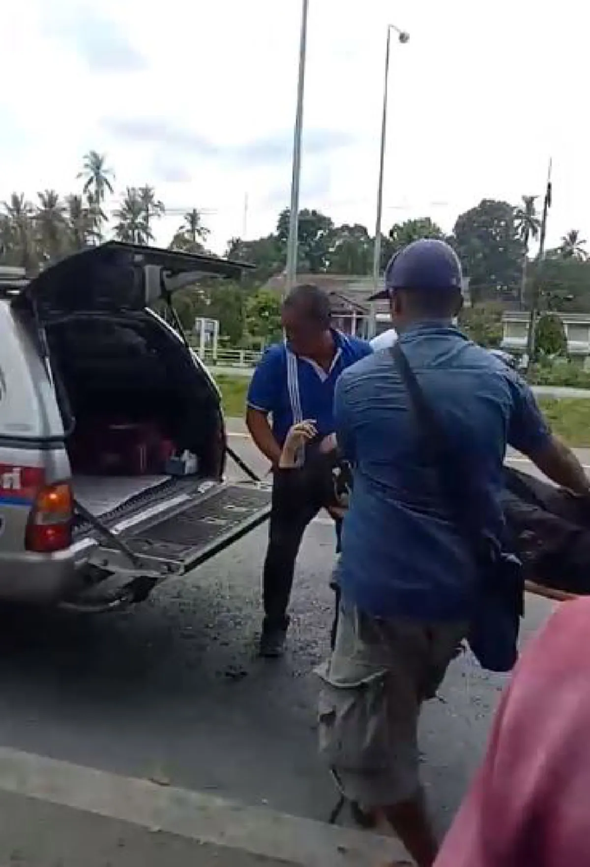 เราไม่ได้เอาไป!! หญิงอ้างถูกกู้ภัยขโมย "แหวนเพชร" ขณะช่วยเหลือ  โต้พัลวัน ไม่ได้ทำ!! ดูกันชัดๆ ตอนช่วยไม่มีแหวน เต็มๆตาไปเลย  (คลิป)