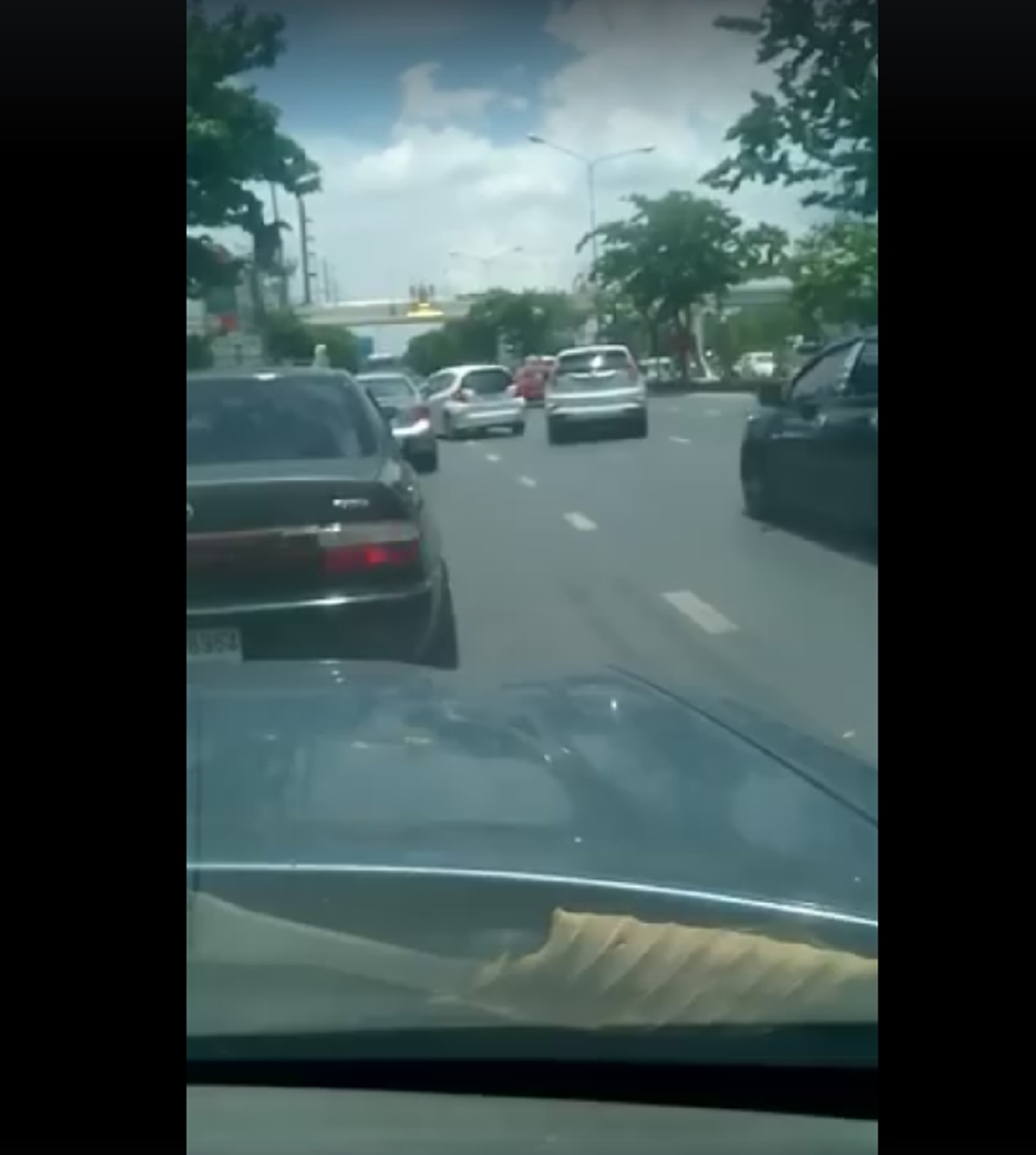 "เค้าต่อคิวยาวเบื้อย..ก็ชอบมาแทรกกัน" หนุ่มถ่ายคลิประบายอารมณ์จวกพวกรถนิสัยชอบแทรก สะท้อนสังคมไทย (เจอดี-มีคลิป)