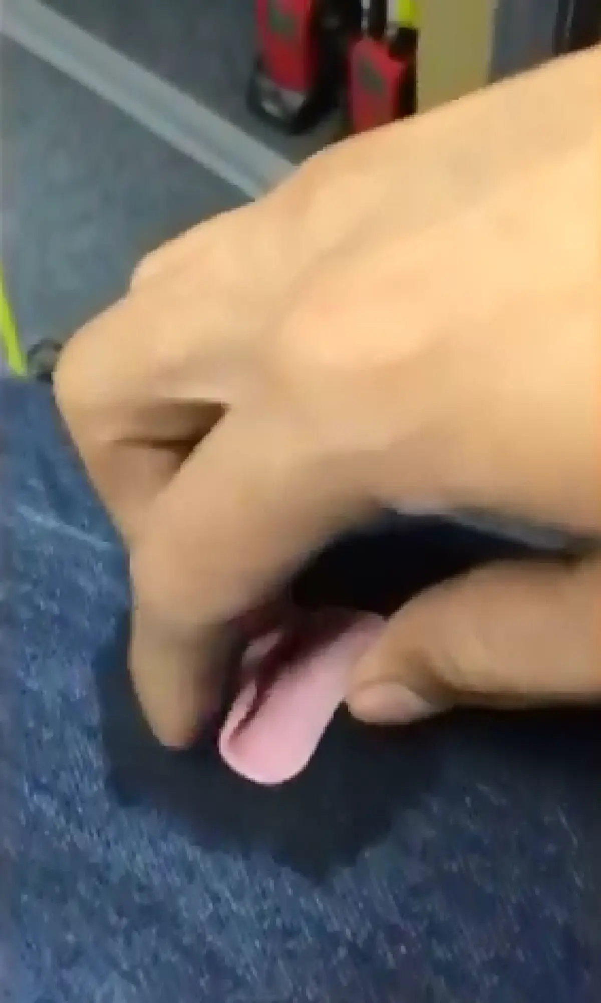 เจ๋งมาก!!! วิธีแก้ปัญหากวนใจ "หมากฝรั่ง" ติดเสื้อผ้า ทำได้ง่ายๆ ในเวลาแค่ 3 นาทีเท่านั้น  (ชมคลิป)