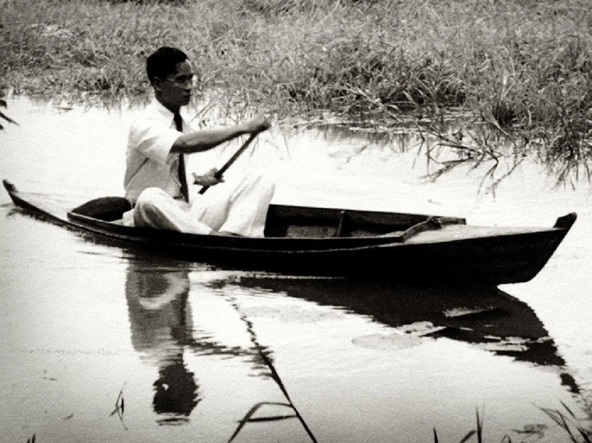 แชร์เก็บไว้ในความทรงจำ ภาพพระบรมฉายาลักษณ์ของ "ในหลวงรัชกาลที่๙" ที่หาดูได้ยาก (ภาพชุด)