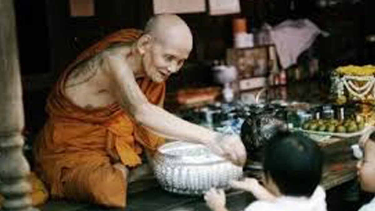 “หลวงปู่ดู่”เน้นเรื่องการทำบุญโดยการ สวดมนต์ ภาวนา รักษาศีล ให้ทานทำให้ครบ แทนการบริจาคเงินเข้าวัดมากๆ จึงจะเป็นการทำตามคำสอนพุทธองค์