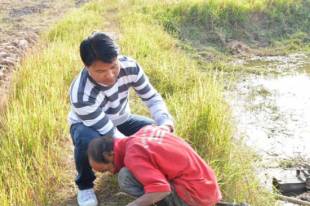 สุดสงสาร! คุณตาร่างกายพิการ อยู่ลำพัง ไร้คนเหลียวแล หวั่นตกน้ำเพราะต้องออกหาปลาประทังชีวิต (ชมคลิป)