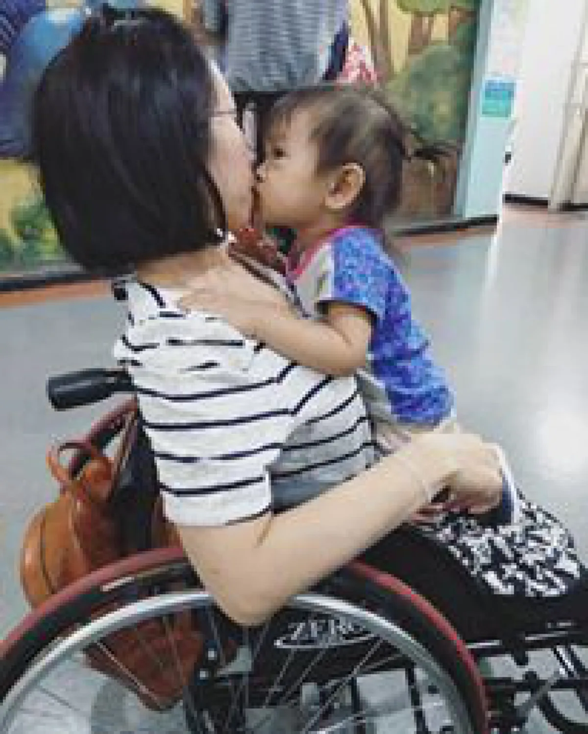 น้ำตาซึม!! เผยชีวิตล่าสุด"ฟ้า วิญธัชชา"นางฟ้าเก้าอี้เข็นที่โดนดูแคลนเป็นคนพิการแต่ทำไมปล่อยให้ท้อง ยิ่งอ่านยิ่งซึ้งใครดูถูกมีสะอึก!!(ชมคลิป)