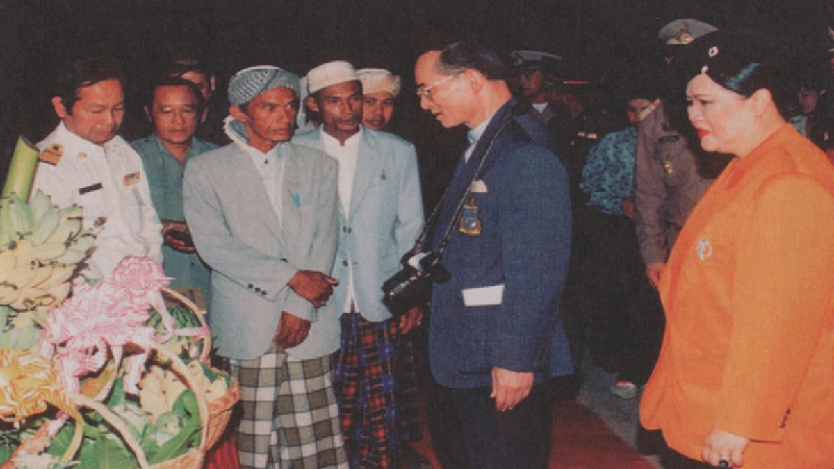 สมเป็น "อัครศาสนูปถัมภก" สุดยอดแห่งพุทธมามะกะ ทรงส่งเสริมทุกศาสนาอย่างเท่าเทียม ทรงนั่งสมาธิอย่างสม่ำเสมอ ทรงต่อเติมมัสยิดทางภาคใต้ (มีคลิป)