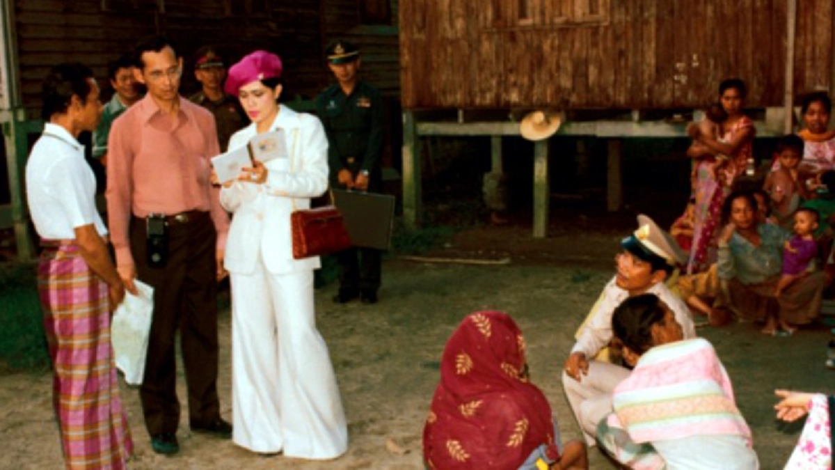 สมเป็น "อัครศาสนูปถัมภก" สุดยอดแห่งพุทธมามะกะ ทรงส่งเสริมทุกศาสนาอย่างเท่าเทียม ทรงนั่งสมาธิอย่างสม่ำเสมอ ทรงต่อเติมมัสยิดทางภาคใต้ (มีคลิป)
