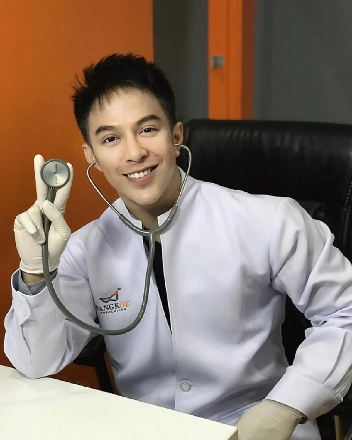 #ฮือฮาทั้งโซเชียล!! เปิดวาร์ป "คุณหมอสุดหล่อ" อวดหุ่นล่ำๆ น่ากินฟินสุดๆ งานดีเป๊ะเวอร์ ขยี้ตาแทบพัง !! (ชมภาพ)