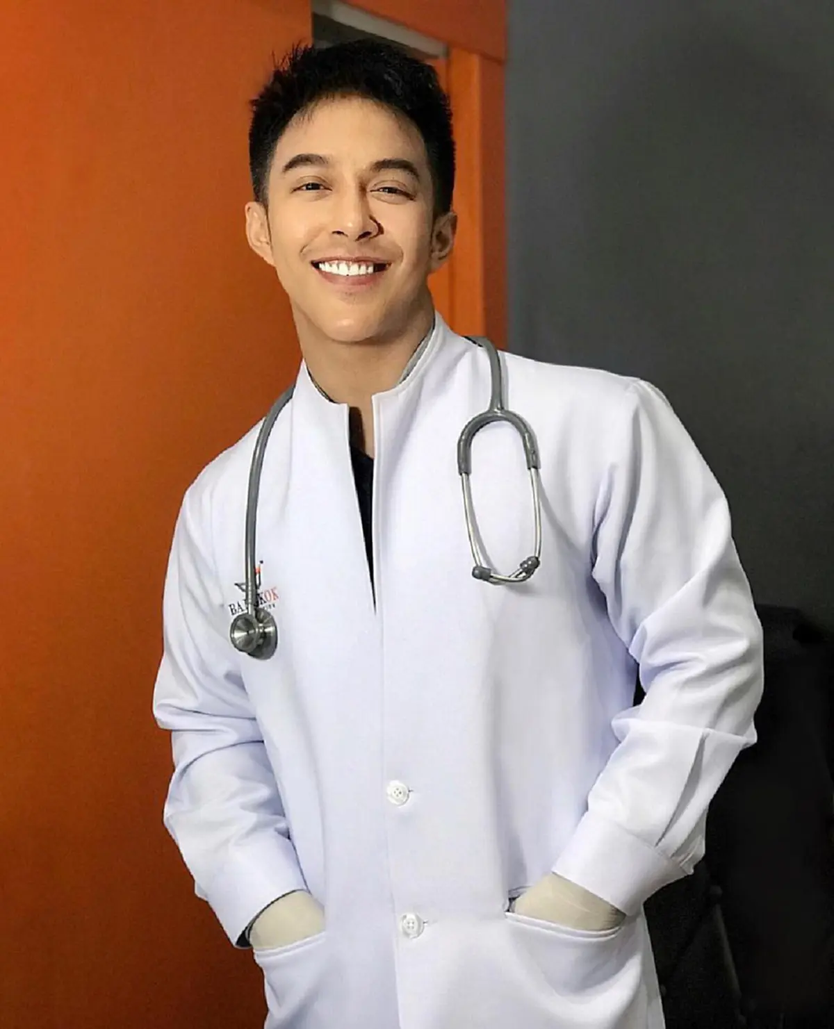 #ฮือฮาทั้งโซเชียล!! เปิดวาร์ป "คุณหมอสุดหล่อ" อวดหุ่นล่ำๆ น่ากินฟินสุดๆ งานดีเป๊ะเวอร์ ขยี้ตาแทบพัง !! (ชมภาพ)