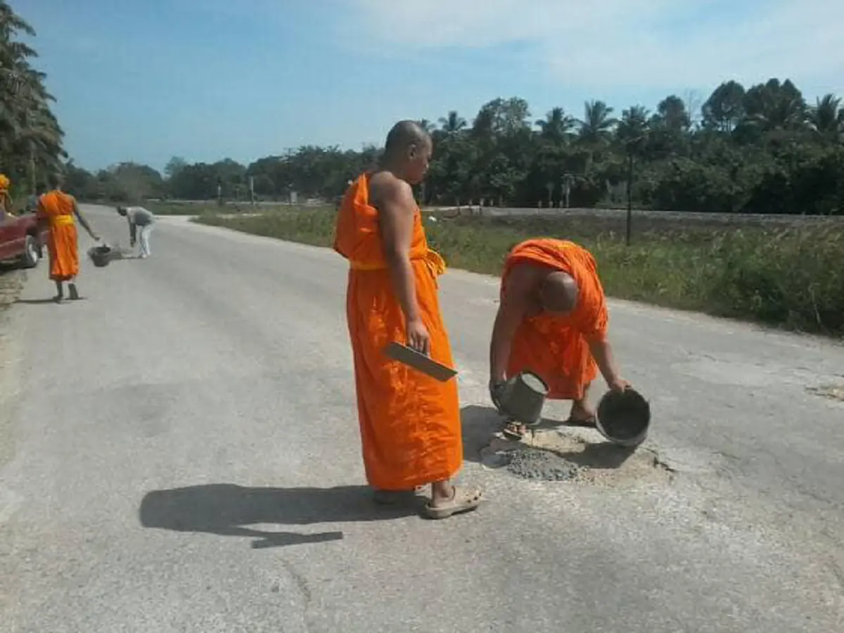 โซเชียลสุดชื่นใจ...ถนนพระทำ !!! คณะสงฆ์ และสามเณร ช่วยกันซ่อมถนน...เพื่อให้ชาวบ้านสัญจรได้สะดวก !!! #พระดีๆมีมากมาย