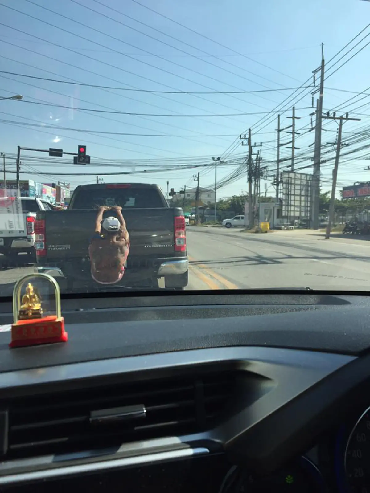 ไปโดนตัวไหนมา !?! เผยคลิปสุดฮา...หนุ่มปริศนา ห้อยโหนหลังกระบะ ขอติดรถกลับบ้านหลังปีใหม่ !!! #มีคลิป