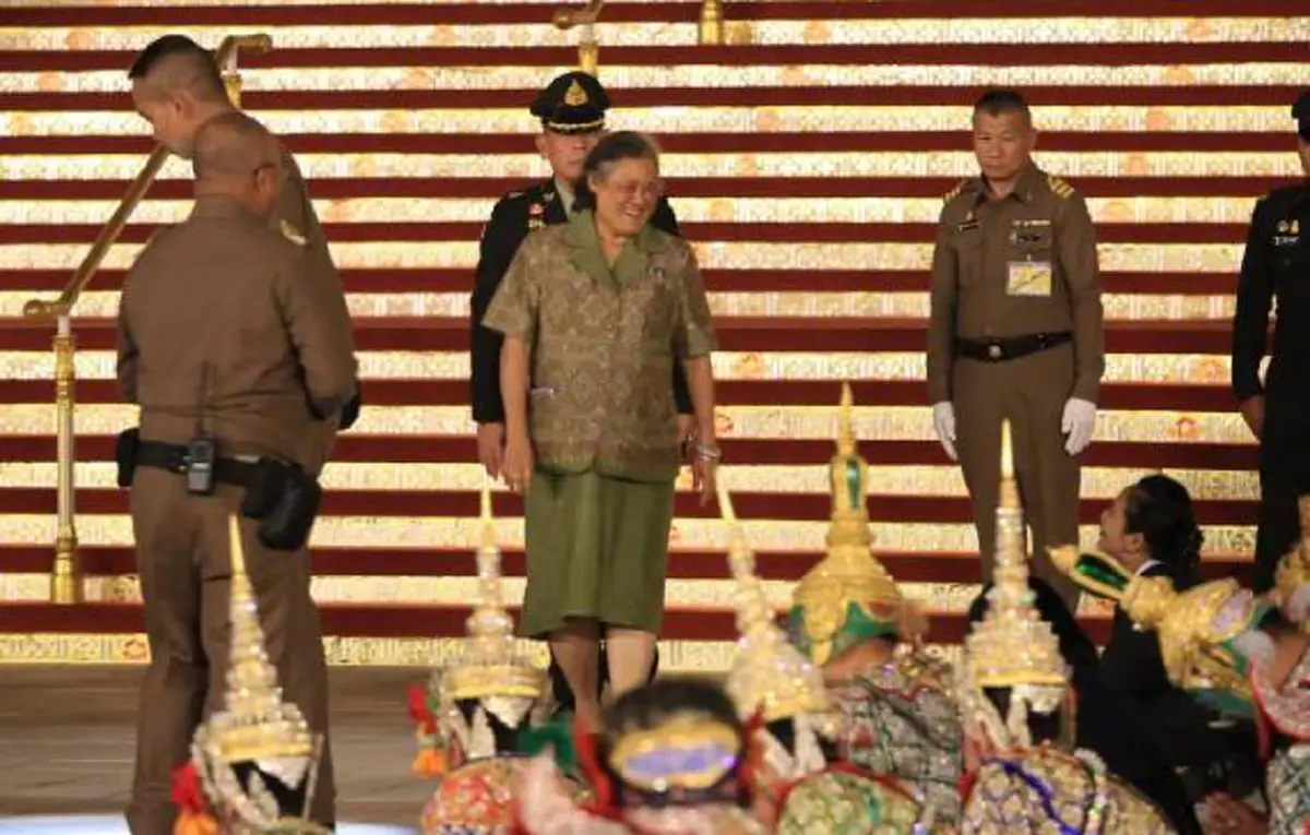 ทรงกราบลาด้วยอาลัย!! สมเด็จพระเทพฯ เสด็จฯวางพวงมาลัยกราบสักการะพระเมรุมาศครั้งสุดท้าย...จากนี้เหลือเพียงความทรงจำ #ธสถิตในใจไทยนิรันดร์