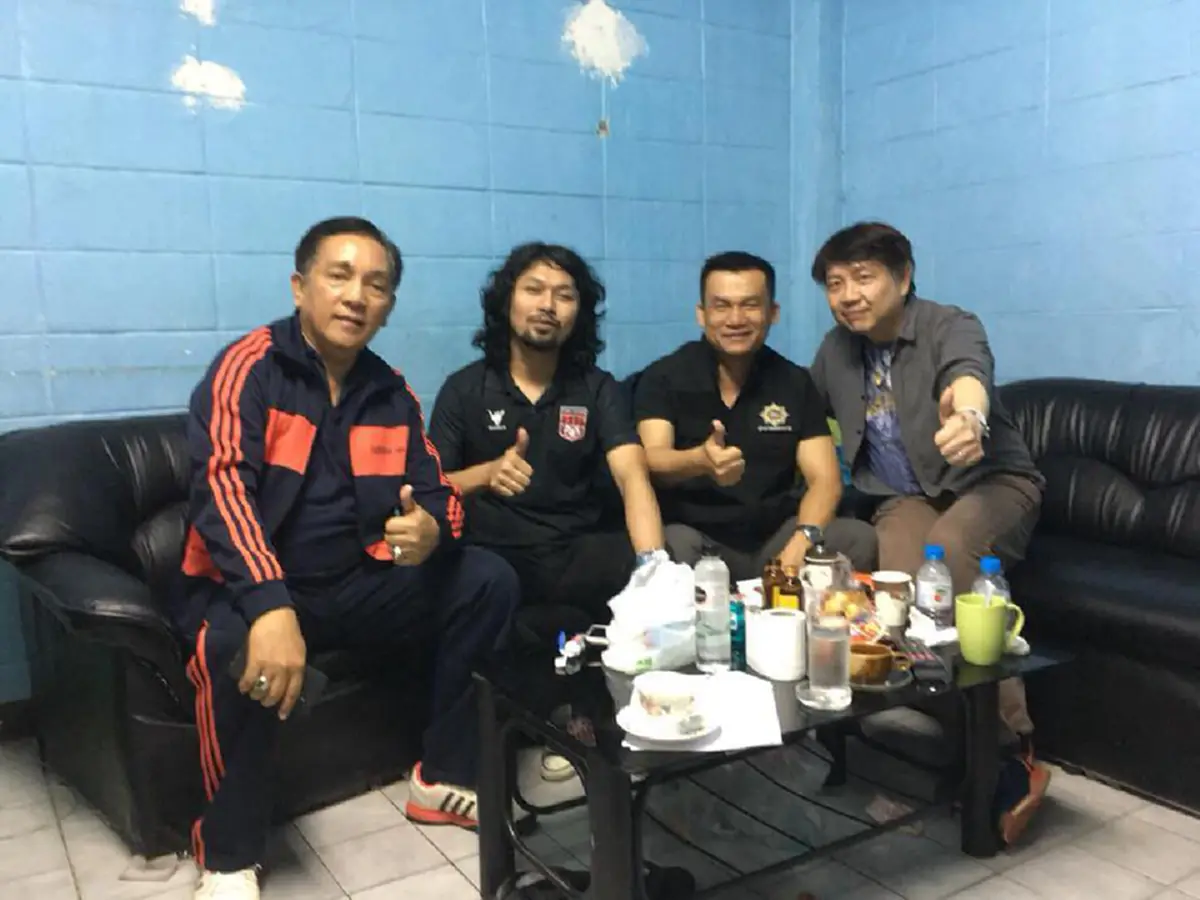 อ้าวๆๆ ถึงผบ.ตร.จนได้!! "เสก โลโซ" ยิงคำถามถึง "พี่แป๊ะ" จับคนยิงปืนขึ้นฟ้าทำเกินเหตุหรือไม่?? อ้างแคปชั่นชวนโดนด่า #เราเป็นพวกเดียวกัน!???