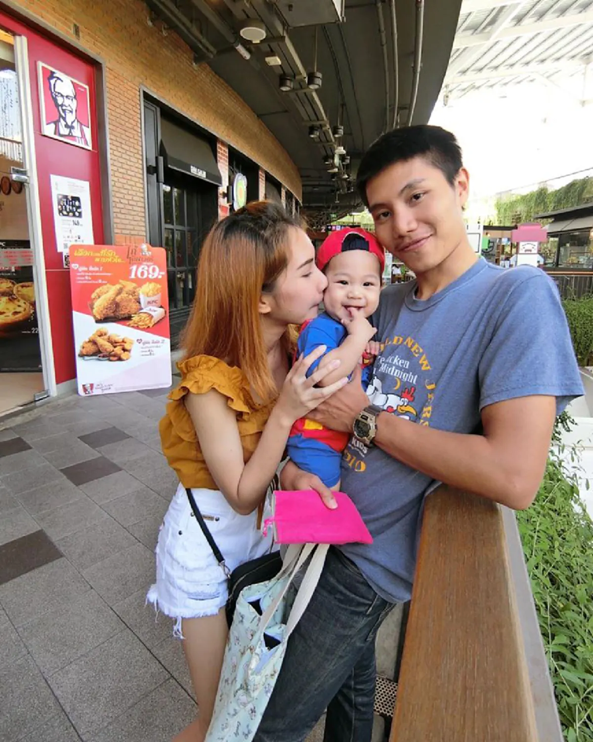 **จำได้หรือเปล่า ??? "น้องถุงแป้ง" คุณแม่วัยใสชั้นม.ปลาย ที่เคยโด่งดังเป็นพลุแตก ! ล่าสุดชีวิตเปลี่ยนไปมากหลังจากเข้าเรียนมหาวิทยาลัย ?(ภาพ)